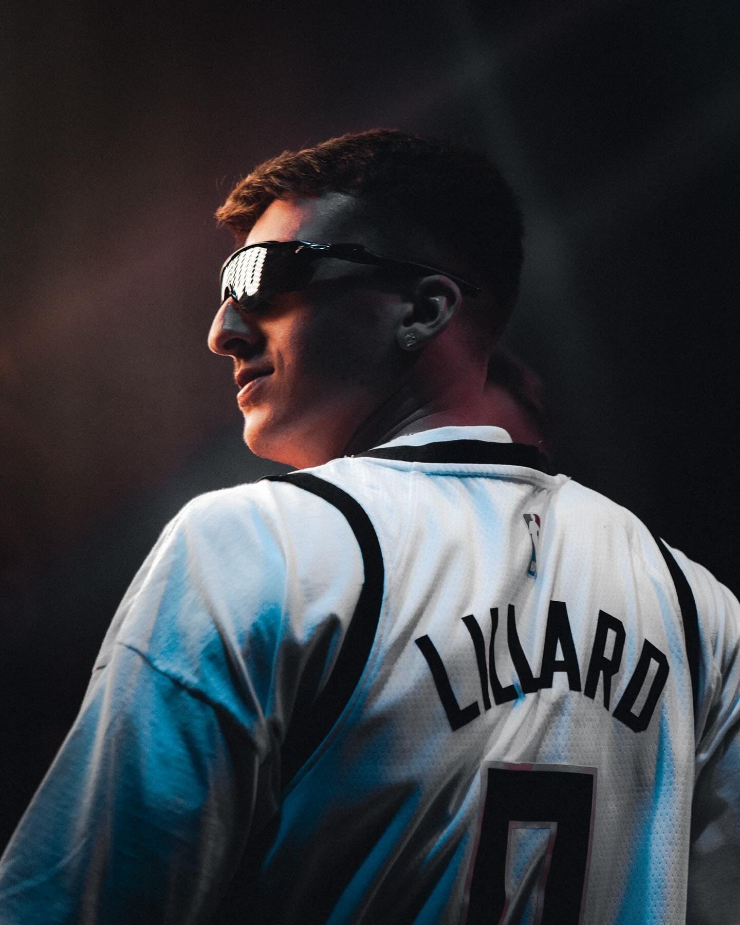 Stizi de perfil com camisa de basquete