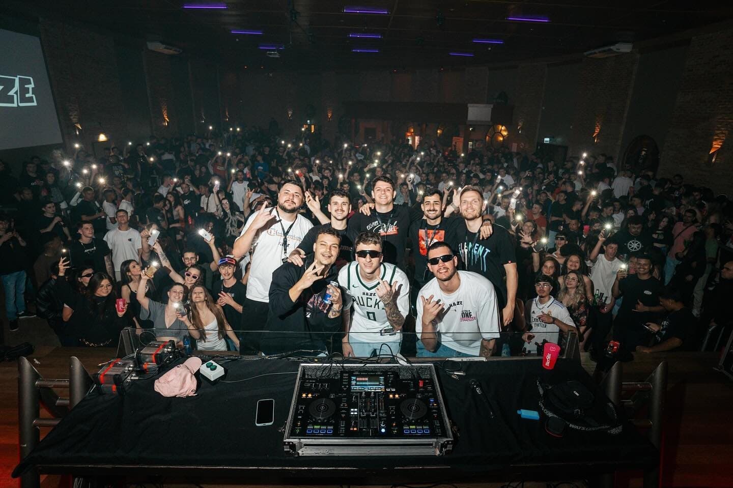 Stizi na cabine com a pista lotada no Haze Sessions